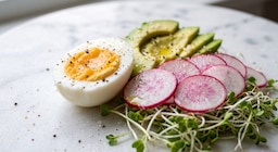 Dieta nutritiva: cuáles son los alimentos más saludables para acompañar el huevo duro