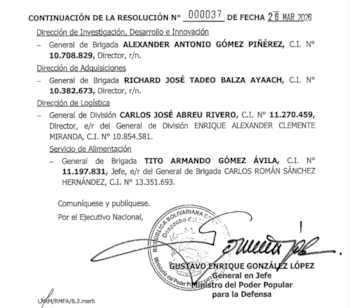 Primer plano de un documento oficial impreso en blanco y negro, mostrando texto con títulos, nombres de generales y sus cargos, fecha 26 MAR 2026 y una firma con sello