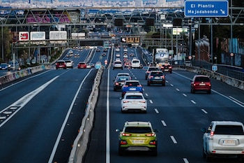 Varios vehículos en la carretera A-6 (Europa Press)