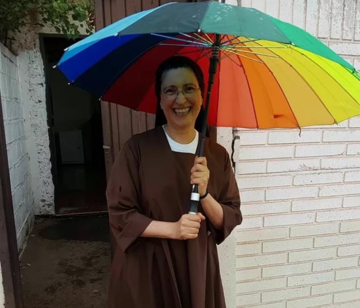Mónica Astorga y un paraguas con los colores de la diversidad