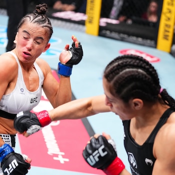 El momento en que Maycee Barber recibió un fuerte derechazo de Grasso.