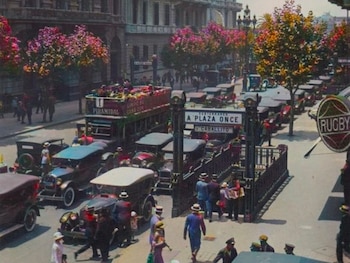 El colectivo nació en 1928 en Buenos Aires, impulsado por taxistas que ofrecían transporte accesible y transformaron la movilidad urbana del país (Archivo General de la Nación)