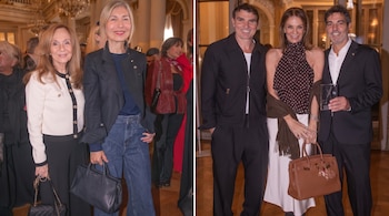 Composición con dos mujeres a la izquierda y dos hombres con una mujer a la derecha, quienes posan en un salón con un galardón.