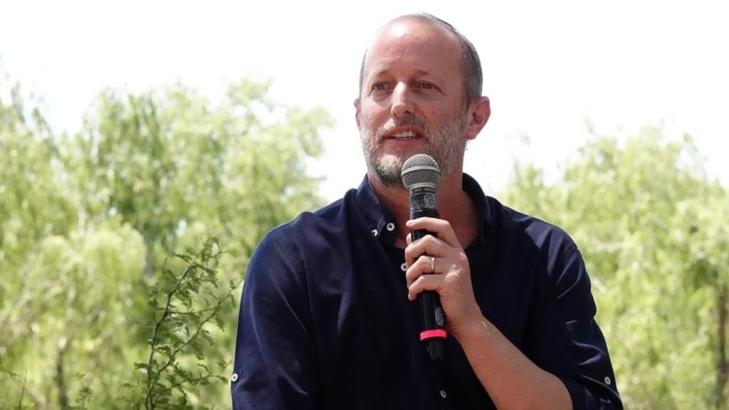 Martín Insaurralde habla durante un acto político en la provincia de Buenos Aires