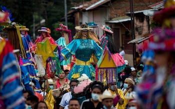 Tamboreros, fareros, copleros acompañan hoy,