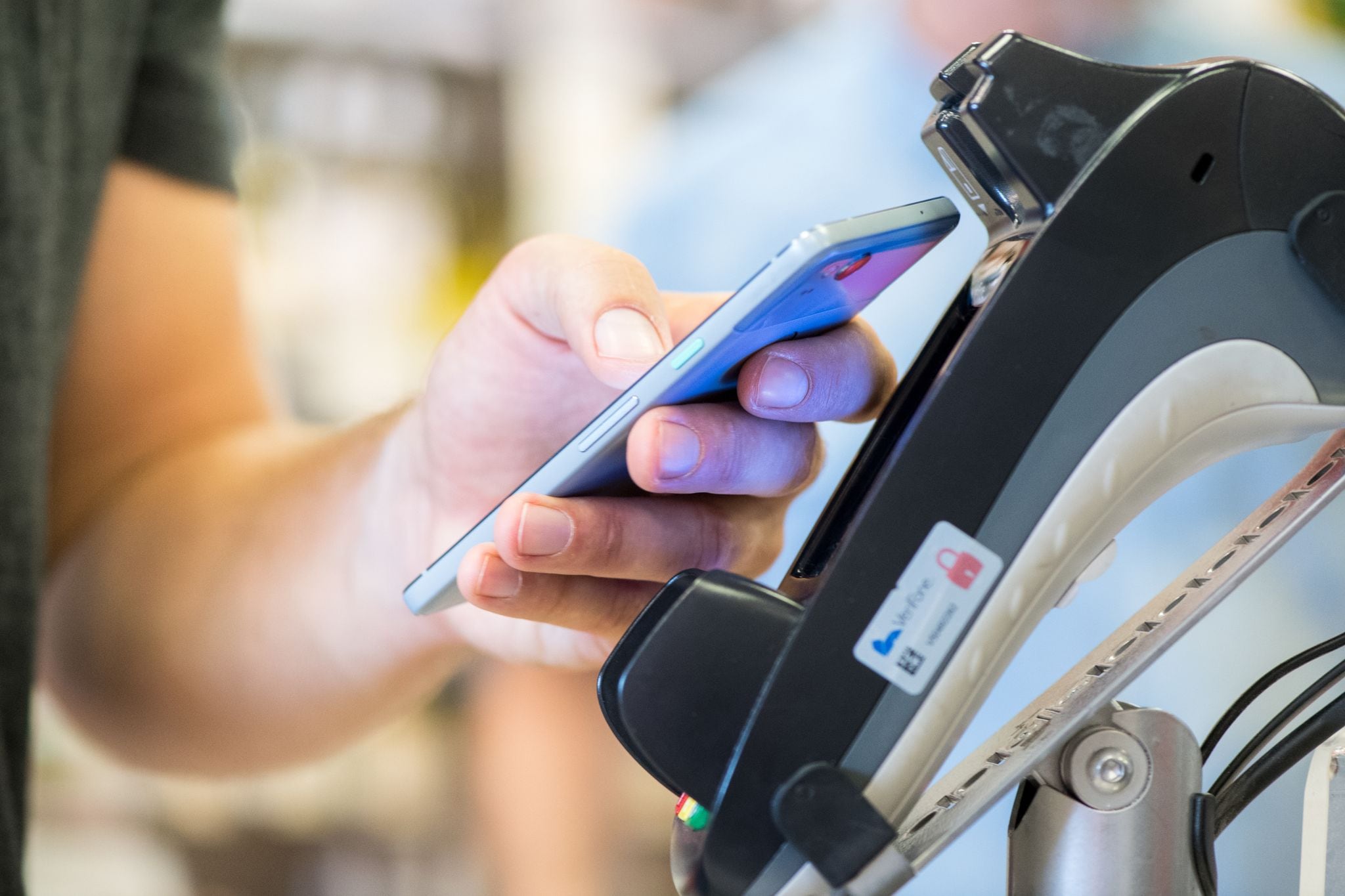 Reino Unido analiza la posibilidad de abrir el NFC del iPhone a otros servicios. Foto: Franziska Gabbert/dpa