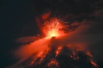Volcán de fuego de Guatemala en constantes erupciones, las más fuertes en años