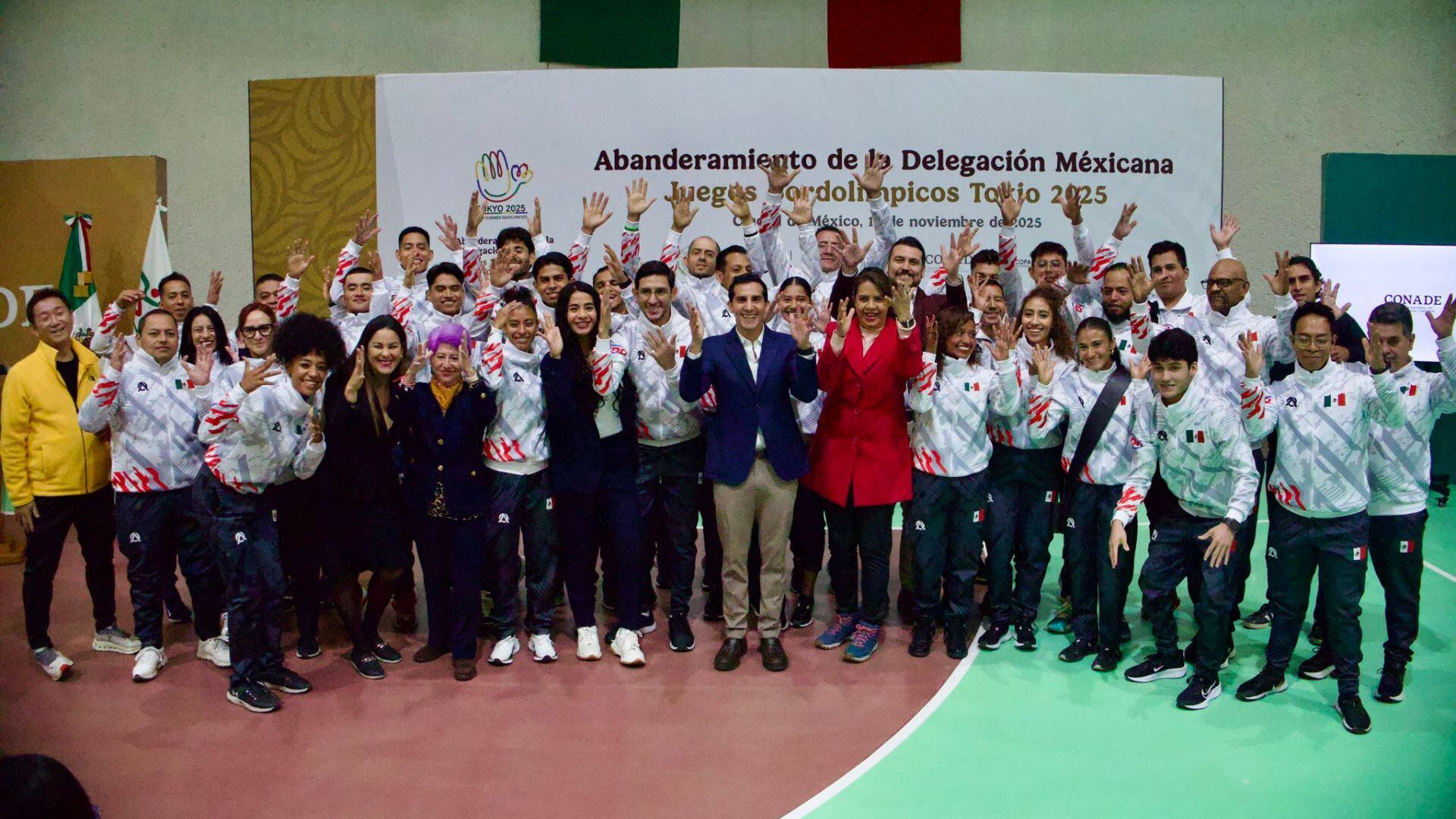 Rommel Pacheco presentó a la delegación que representará al país en las Sordolimpiadas. (X: CONADE)
