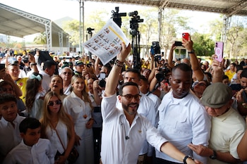 El candidato presidencial del movimiento Defensores de la Patria, Abelardo de la Espriella, vota este domingo en Barranquilla (Colombia). EFE/ Ernesto Guzmán Jr.