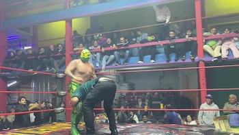 Hijo de Fishman desata polémica al intentar aplicar otro martinete a un réferi, ahora en la Arena San Juan