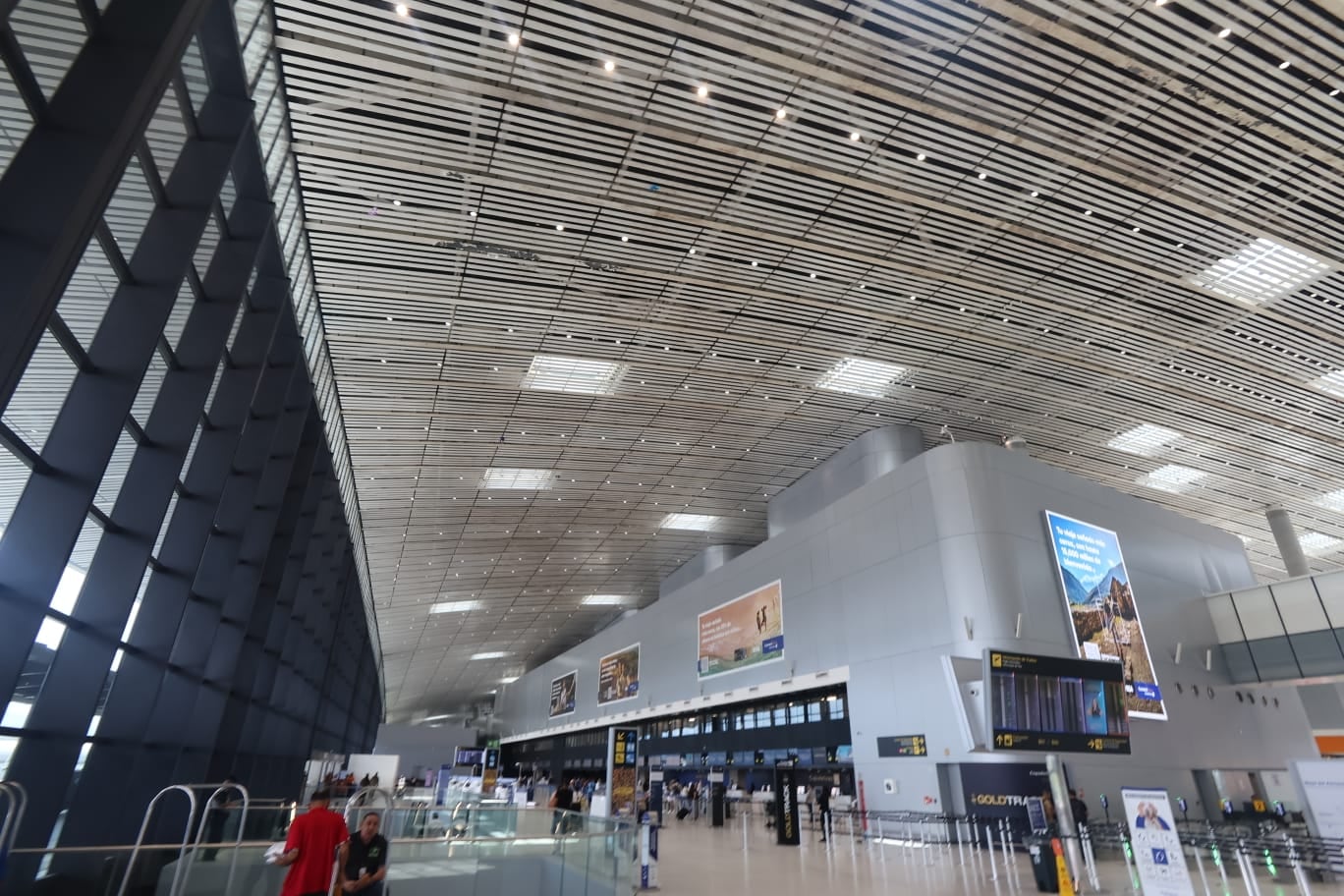 El deterioro del cielo raso de la Terminal 2 presenta desprendimiento de pintura, manchas y acumulación de moho, problemas que Tocumen busca corregir mediante una intervención que abarcará 59,000 metros cuadrados de la infraestructura. Alex E. Hernández V.