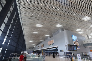 El techo de la Terminal 2 de Tocumen presenta un deterioro visible en sus paneles y vigas interiores, pese a que el edificio comenzó a operar completamente en junio de 2022. La administración atribuye los daños a filtraciones y deficiencias en los materiales utilizados durante la construcción. Alex E. Hernández V.
