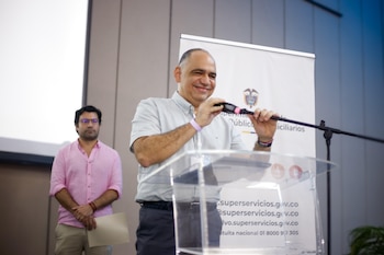 Alcalde Carlos Pinedo Cuello rechazó las acusaciones de presunto constreñimiento electoral y aseguró que su administración actuará con transparencia frente a las investigaciones. - crédito Alcaldía Distrital de Santa Marta