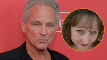 Mujer enfrenta siete cargos por ataque con sustancia a Lindsey Buckingham