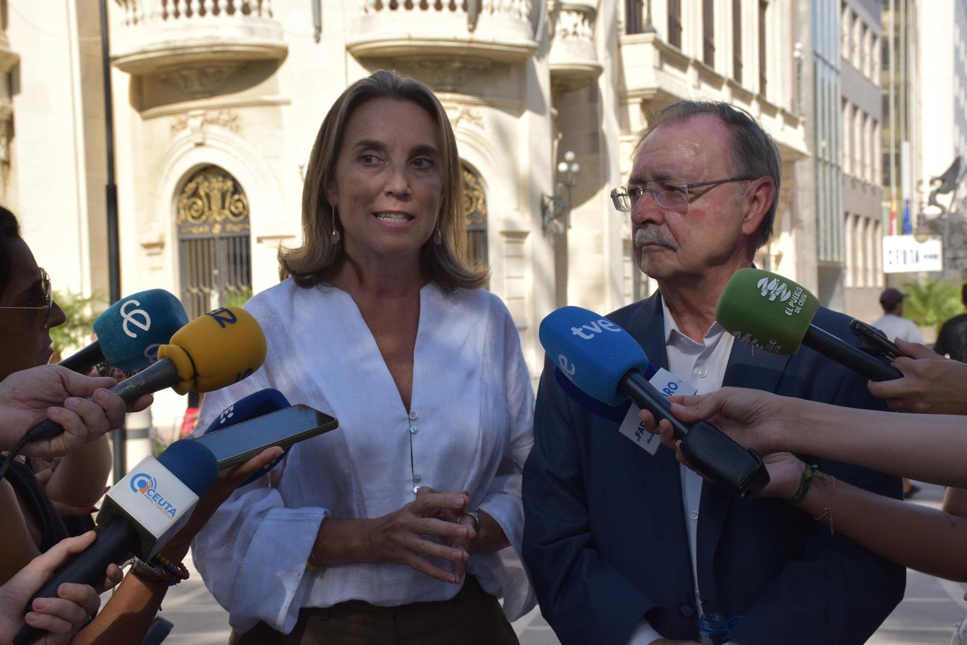 18/08/2026 La vicesecretaria de Regeneración Institucional del PP, Cuca Gamarra y el presidente de Ceuta, Juan Jesús Vivas, atienden a los medios de comunicación, tras una reunión en la sede del PP Ceuta, a 18 de agosto de 2026, en Ceuta (España). Gamarra ha visitado la ciudad autónoma para conocer de primera mano la crisis humanitaria que sufre la región después de que miles de migrantes cruzaran a nado por el Tarajal durante los días 30 y 31 del pasado mes de julio. Durante su visita, Gamarra se ha reunido con el presidente de Ceuta y con los representantes de asociaciones y sindicatos de la Guardia Civil y de la Policía Nacional.
POLITICA
Gabriela Sardá Núñez - Europa Press