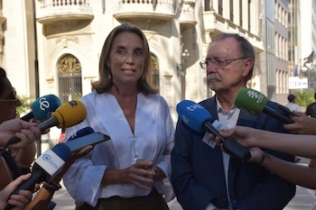 18/08/2026 La vicesecretaria de Regeneración Institucional del PP, Cuca Gamarra y el presidente de Ceuta, Juan Jesús Vivas, atienden a los medios de comunicación, tras una reunión en la sede del PP Ceuta, a 18 de agosto de 2026, en Ceuta (España). Gamarra ha visitado la ciudad autónoma para conocer de primera mano la crisis humanitaria que sufre la región después de que miles de migrantes cruzaran a nado por el Tarajal durante los días 30 y 31 del pasado mes de julio. Durante su visita, Gamarra se ha reunido con el presidente de Ceuta y con los representantes de asociaciones y sindicatos de la Guardia Civil y de la Policía Nacional.
POLITICA
Gabriela Sardá Núñez - Europa Press