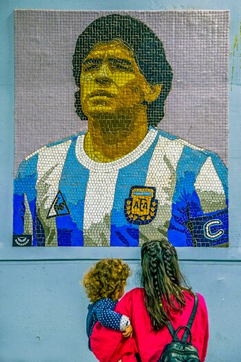 Madre e hija observan el