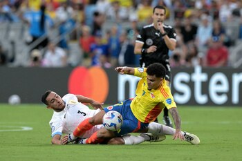 El uruguayo Sebastián Cáceres lucha