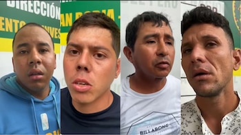 Primer plano de cuatro hombres con distintas vestimentas, en lo que parece ser una estación de policía, con un letrero parcialmente visible de fondo