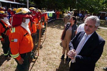 El presidente saludó uno por