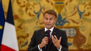Macron señala la "crisis de las democracias" y reclama "rehumanizar" la IA