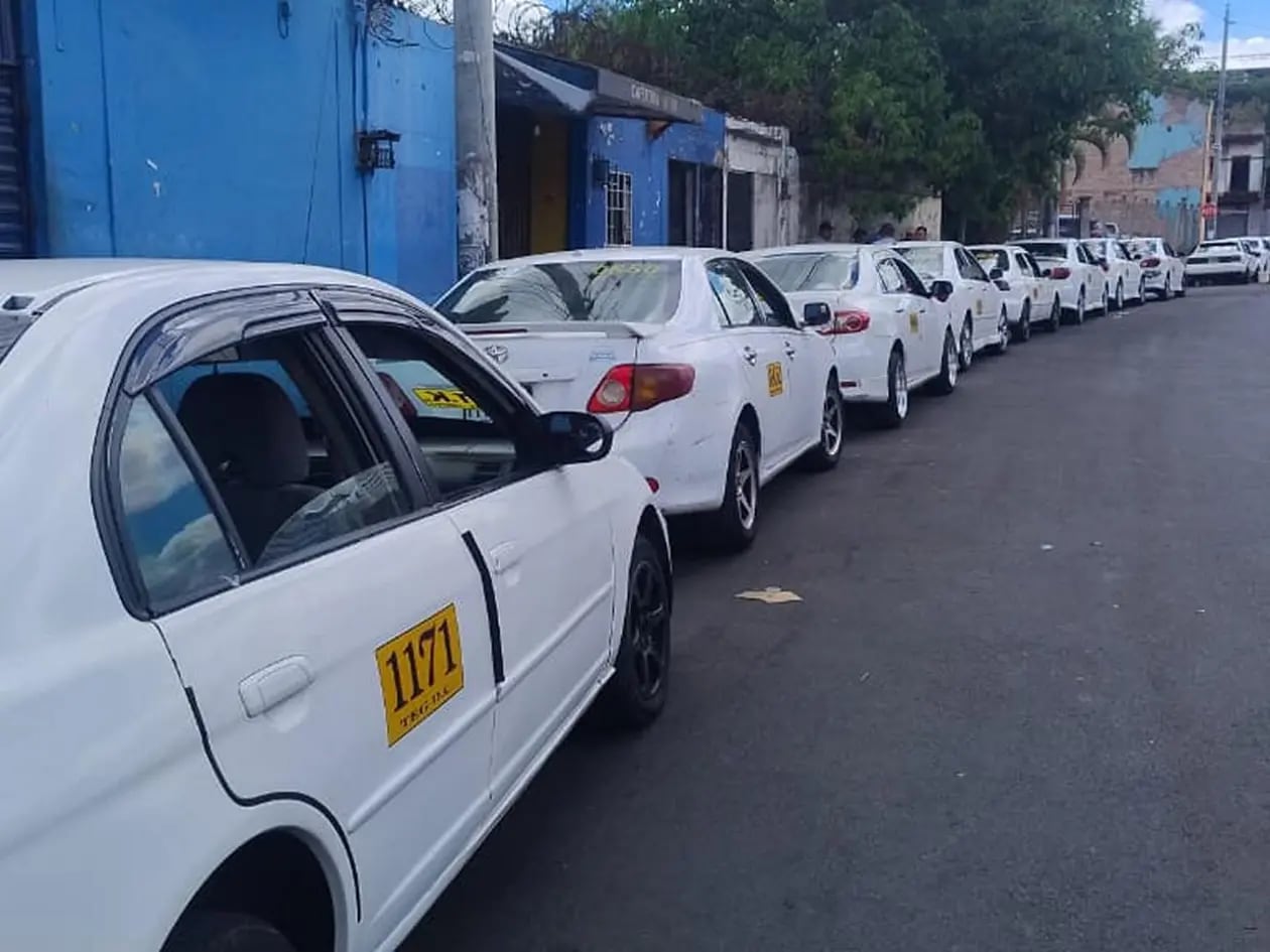 Los taxis colectivos mantendrán la tarifa vigente en la capital tras el acuerdo alcanzado entre el Gobierno y las organizaciones de transporte. (Foto: Redes sociales)