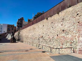Muralla de época moderna, junto al nuevo edificio de Can Xammar, bajada Espenyes, Mataró (Wikimedia Commons)