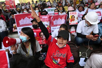 Trabajadores protestan en Myanmar contra