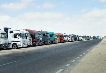 Camiones cargados con ayuda humanitaria