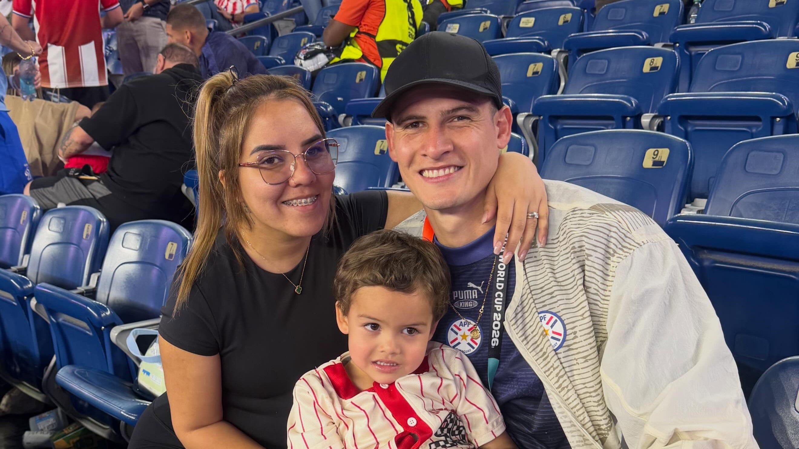 Orlando Gill junto a su esposa Melissa Ávalos y su hijo Lautaro Daniel, los tres protagonistas de una historia marcada por años de sacrificio y fe