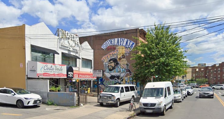 Queens concentra parte de la comunidad argentina en la zona de “Little Argentina”, donde funcionan comercios tradicionales y un mural con Diego Maradona y Lionel Messi (Google Maps)