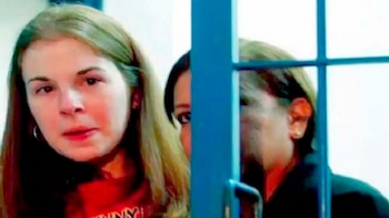 En el programa dominical de Rede Globo Fantástico le preguntaron a Suzane por su novio. Ella miró al abogado antes de responder, dijo sentir “Demasiado odio. Mucho, mucho, demasiado. Demasiado. Destruyó a mi familia, destruyó todo, todo, todo lo que tenía más precioso me lo quitó”