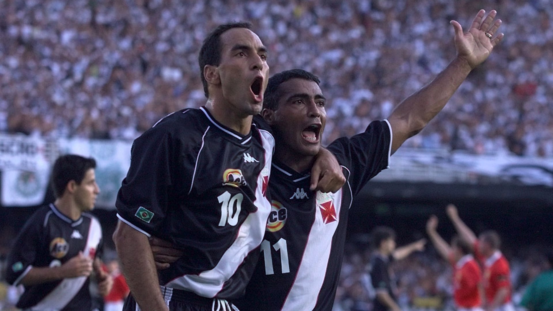 Edmundo y Romario celebran el gol ante el Manchester United