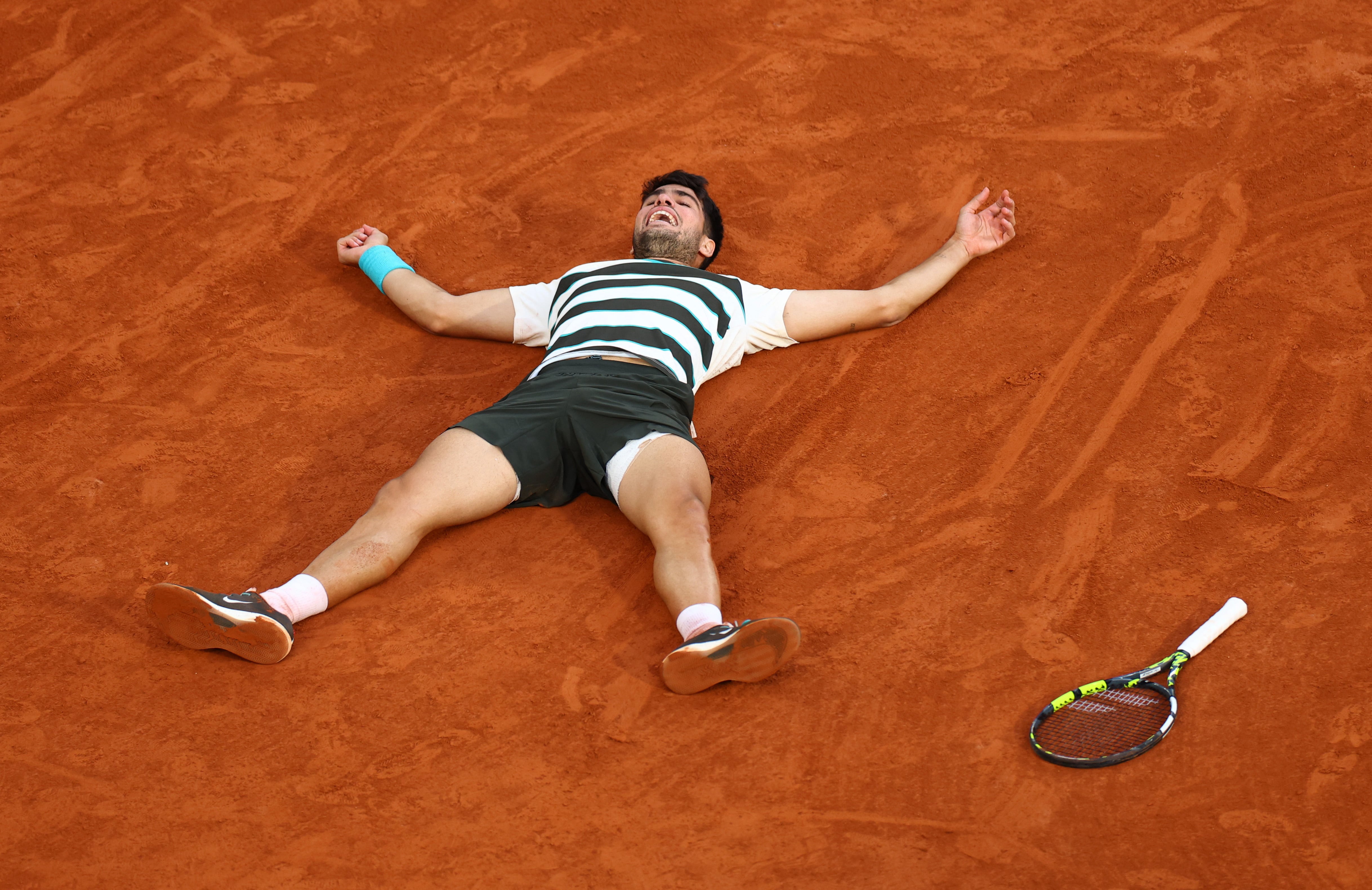 Carlos Alcaraz festeja tras consagrarse en Roland Garros el año pasado (Fuente: REUTERS/Lisi Niesner)