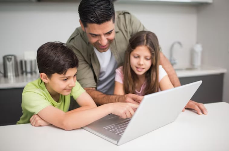 Supervisar la actividad digital, activar restricciones de chat y fomentar el diálogo familiar son algunas de las sugerencias para proteger a los niños en línea (Freepik)