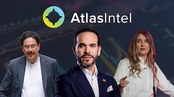 Logotipo de AtlasIntel. Delante, un hombre con barba en traje en el centro, un hombre con gafas a la izquierda y una mujer rubia con micrófono a la derecha.