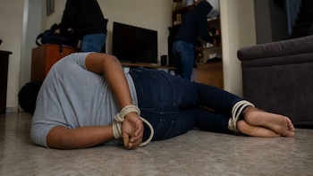 Encapuchados, irrumpieron en una casa, maniataron a su dueño y se llavaron 21 mil dólares en San Juan