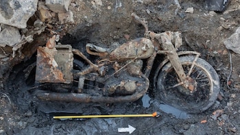 Encuentran el cuerpo de dos soldados nazis de la Segunda Guerra Mundial en el Danubio junto a una motocicleta y sus chapas de identificación: podrían haber fallecido en la batalla de Budapest
