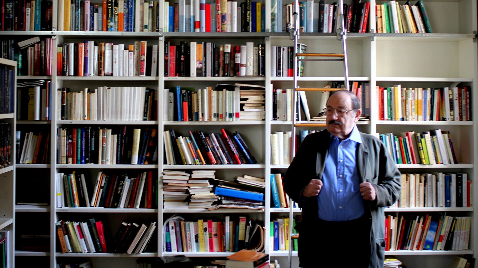 Umberto Eco (1932–2016) fue un intelectual italiano de relieve mundial, reconocido por su capacidad para unir la erudición académica con el éxito literario