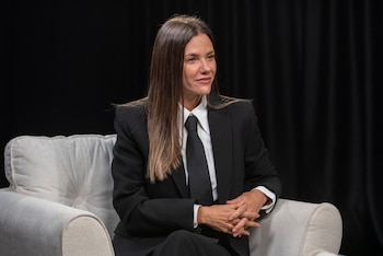 Luciana Rubinska escucha con atención