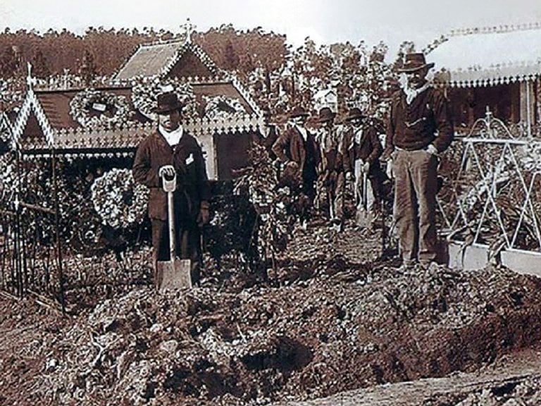 Antiguos sepultureros del cementerio de la Chacarita. La necrópolis nació por la necesidad de darle sepultura a las miles de víctimas de la fiebre amarilla