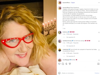Primer plano de Verónica Llinás sonriendo con anteojos rojos, junto a una captura con texto y comentarios de su publicación de Instagram