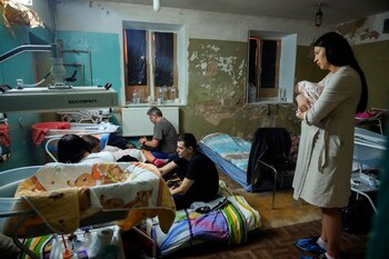 Una mujer sostiene a su