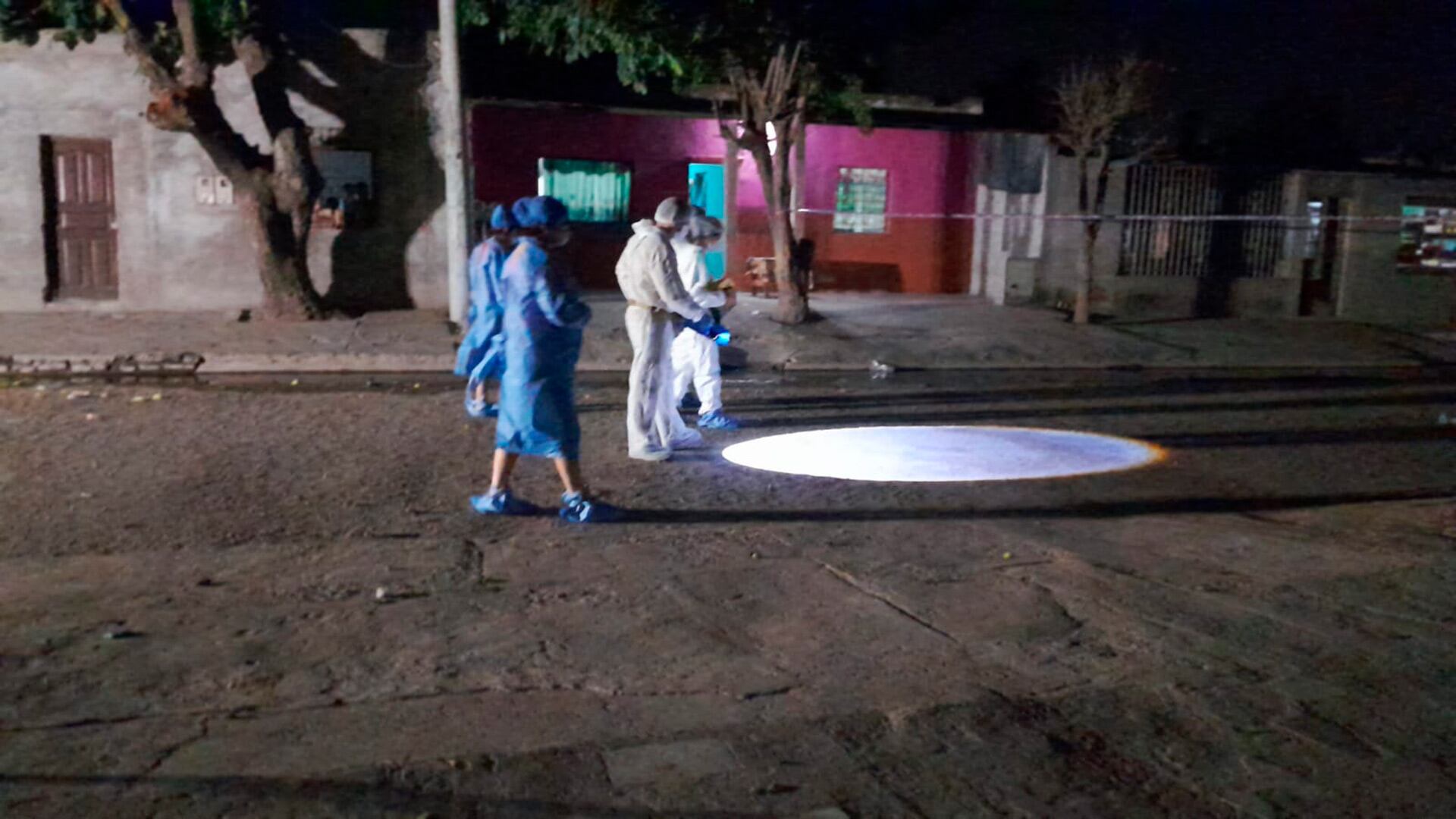 Personal policial trabajando anoche en la escena del hecho