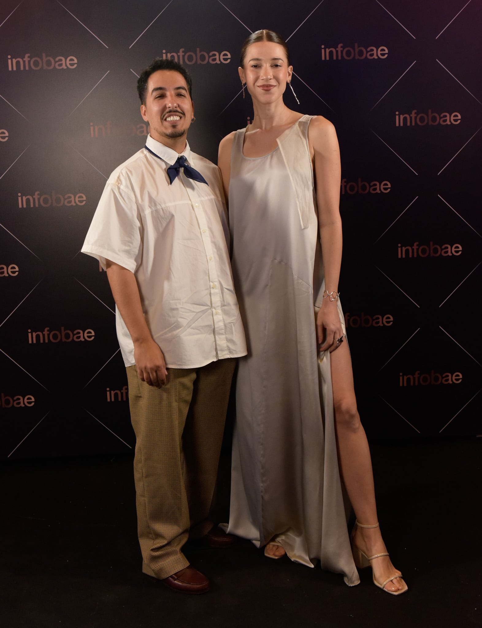 Nacho Elizalde y Luli González en la previa de la alfombra negra en la primera entrega de los Martín Fierro de streaming (Gustavo Gavotti)