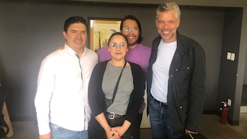 Fabrizio Alcobe junto a sus alumnos en la ciudad de México.
