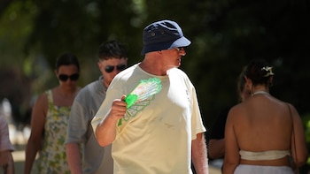 El calor mantendrá en aviso a diez comunidades este lunes, con temperaturas de hasta 40 grados en el Guadalquivir