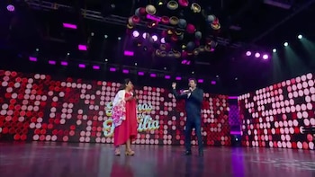 La docente corrige y valida