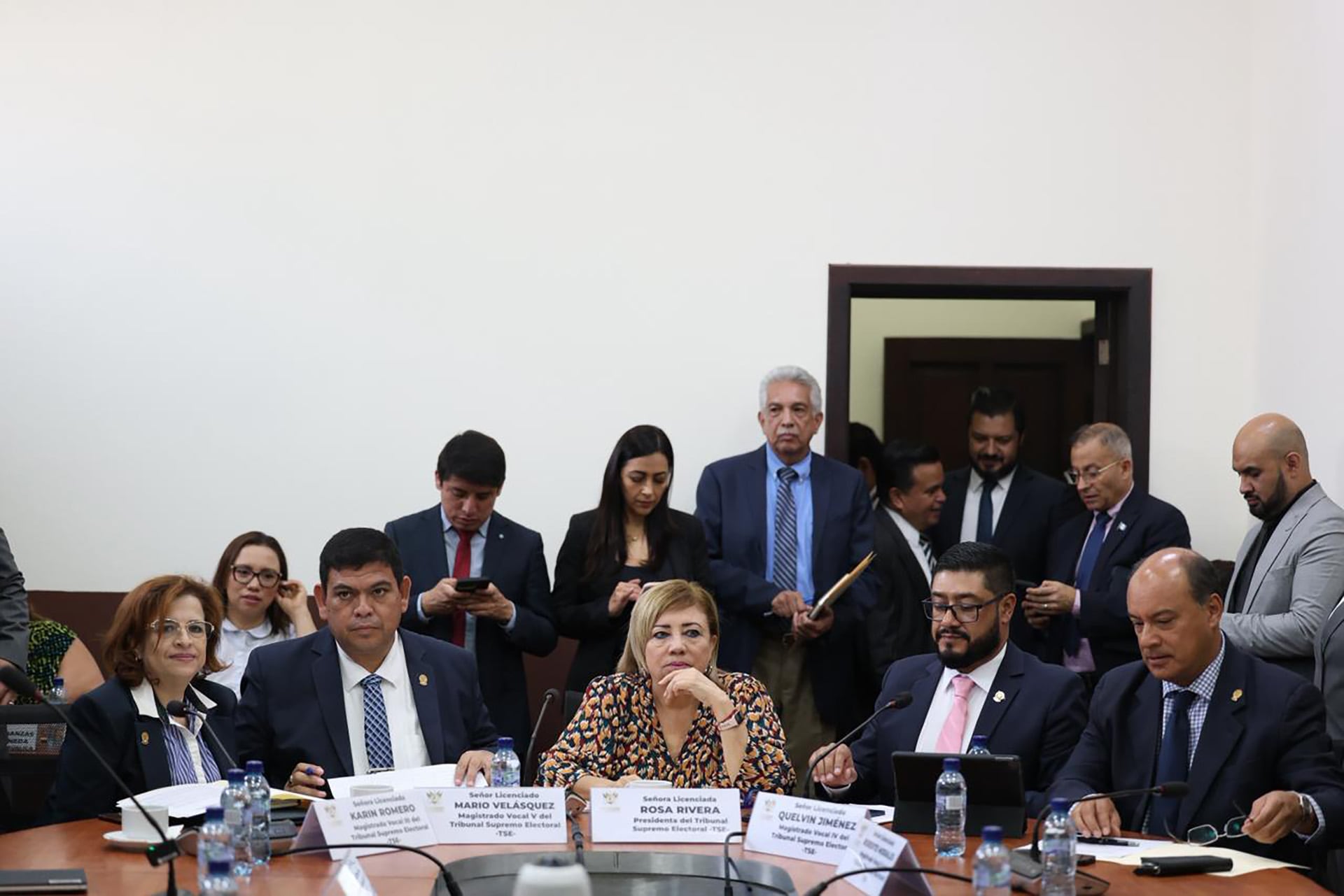 Foto de archivo: La Presidenta del Tribunal Supremo Electoral, Rosa Rivera, lidera una importante sesión de trabajo junto a otros magistrados y personal del organismo electoral. (Congreso de la República de Guatemala)
