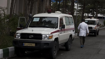 Al menos once muertos tras volcar un autobús en Irán